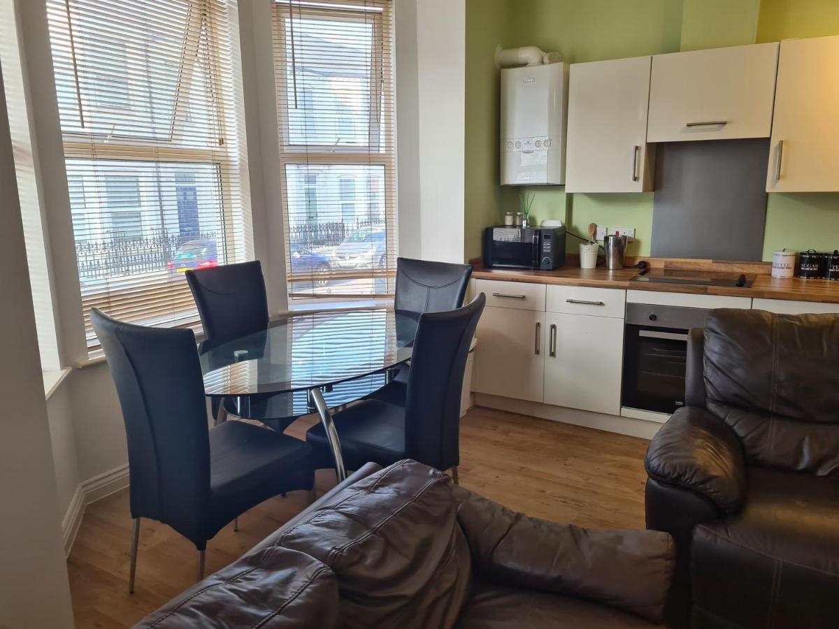 Yarmouth Apartments, Street Permit Parking, Close To Everything, Beach, Pier, Free Wifi Грейт-Ярмут Экстерьер фото